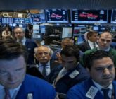 Wall Street termina dispar luego de datos de empleo en EU