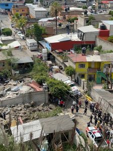 Se derrumba cerro sobre viviendas en Cuernavaca