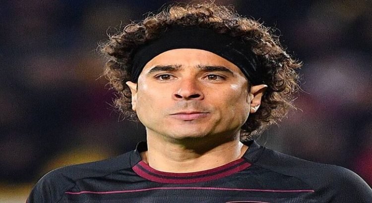 Guillermo Ochoa llega con atrasó a México por falla mecánica en su avión