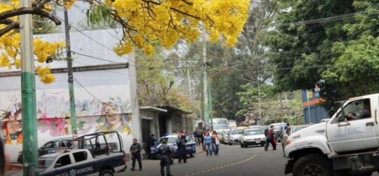 Hieren a balazos a un taxista en avenida Plan de Ayala, de Cuernavaca