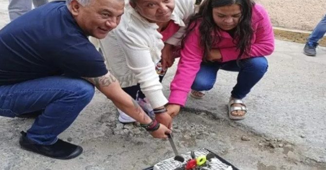 Con pastel le celebran su “cumple” a un bache