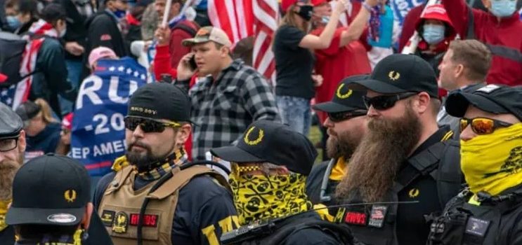 Condenan por sedición a 4 “Proud Boys”