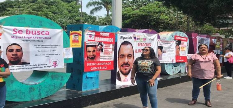 Exhiben a deudores alimentarios en el zócalo de Cuernavaca