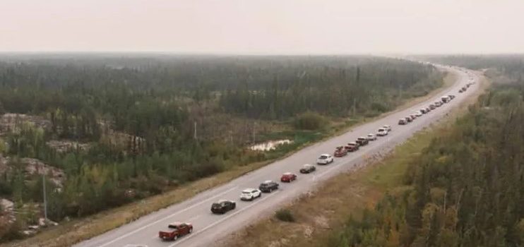 Huyen miles de los incendios en el norte de Canadá