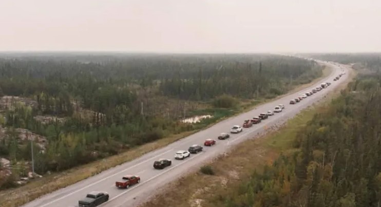 Huyen miles de los incendios en el norte de Canadá