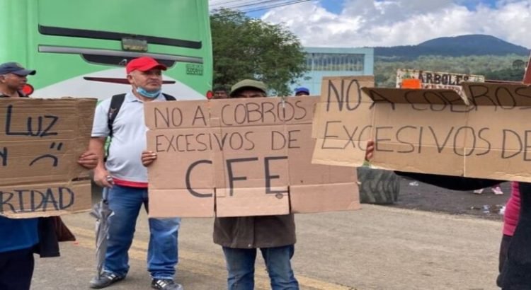 Bloquean la México-Cuernavaca por cobros excesivos en servicios de luz Bloquean la México-Cuernavaca por cobros excesivos en servicios de luz