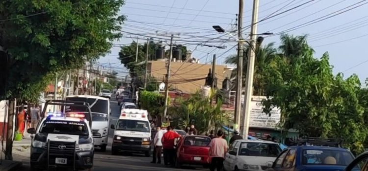 Victiman a pasajero y lesionan a balazos a una mujer tras asalto en la Lagunilla, Cuernavaca