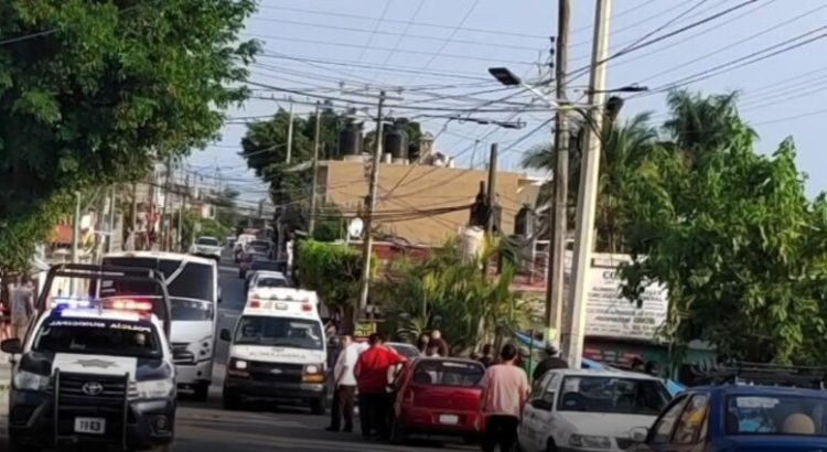 Victiman a pasajero y lesionan a balazos a una mujer tras asalto en la Lagunilla, Cuernavaca