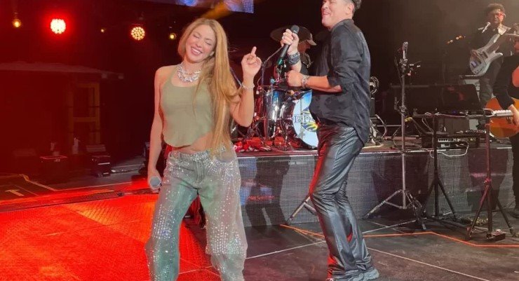 Shakira sorprende a Carlos Vives en pleno show Shakira sorprende a Carlos Vives en pleno show