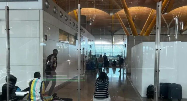 Atestado de migrantes africanos el aeropuerto de Madrid