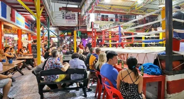 En este bar te ganas la cerveza arriba del ring En este bar te ganas la cerveza arriba del ring