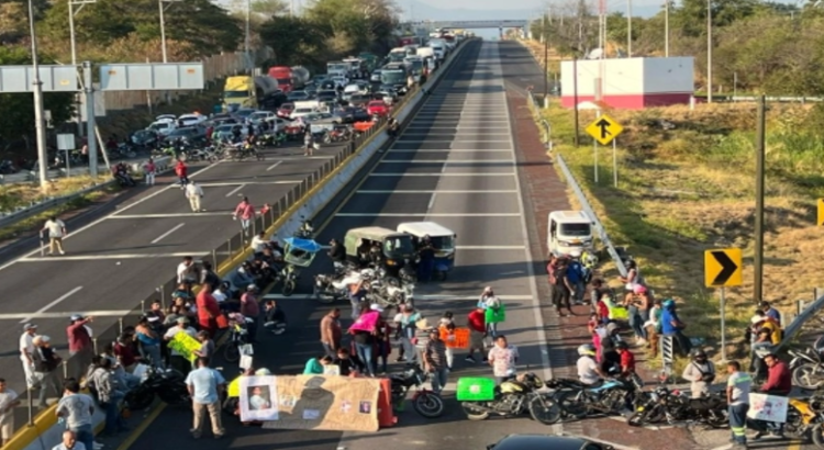 Exigen detener a conductora que atropelló a motociclistas en Xochitepec