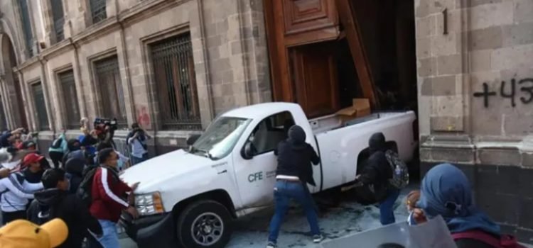 Escándalo en Palacio Nacional: Normalistas de Ayotzinapa protagonizan incidente Escándalo en Palacio Nacional: Normalistas de Ayotzinapa protagonizan incidente