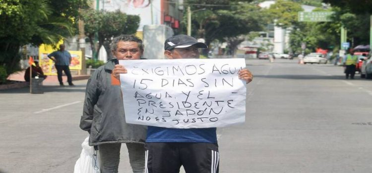 Pobladores protestan por falta de agua frente al SAPAC de Cuernavaca