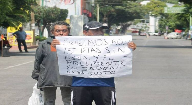 Pobladores protestan por falta de agua frente al SAPAC de Cuernavaca