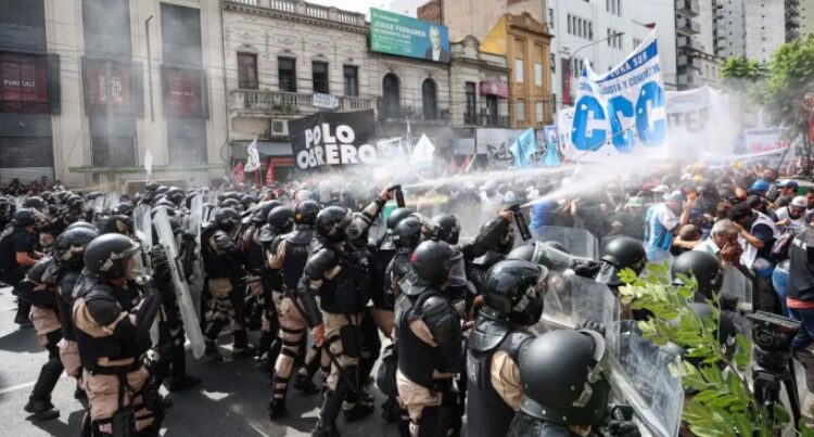 Violencia y represión en Buenos Aires durante protestas por la Ley Bases