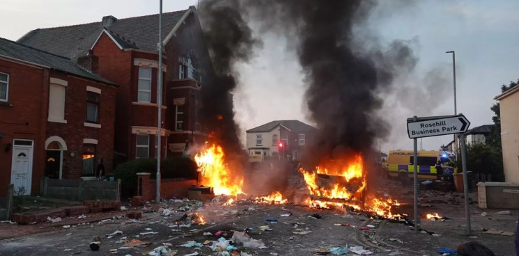 Tragedia en Southport desencadena disturbios y protestas en el Reino Unido