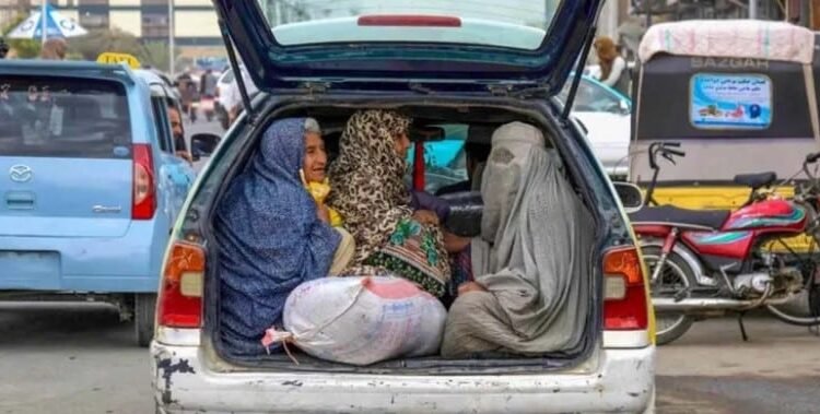 Talibanes prohíben a mujeres afganas hablar entre ellas en voz alta Talibanes prohíben a mujeres afganas hablar entre ellas en voz alta