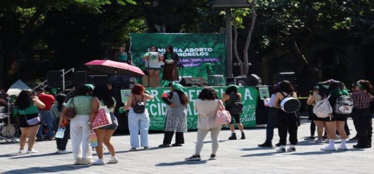 Gobernadora de Morelos solicita avanzar en la despenalización del aborto