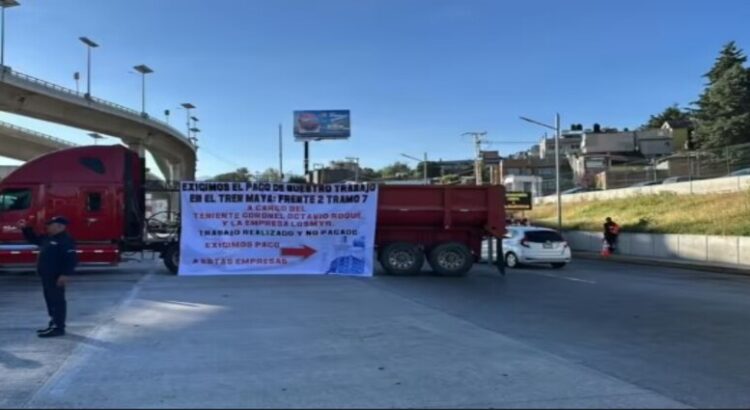 Trabajadores del Tren Maya se manifiestan sobre la autopista México-Cuernavaca por falta de pagos