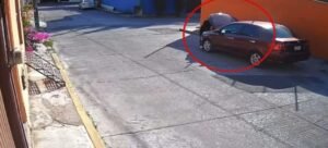 Captan robo de computadora de automóvil a plena luz del día en Cuernavaca