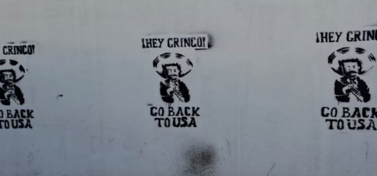 Pintan polémico mensaje en barda en Cuernavaca; pide que gringos se regresen a USA Pintan polémico graffiti en barda en Cuernavaca; pide que gringos se regresen a USA