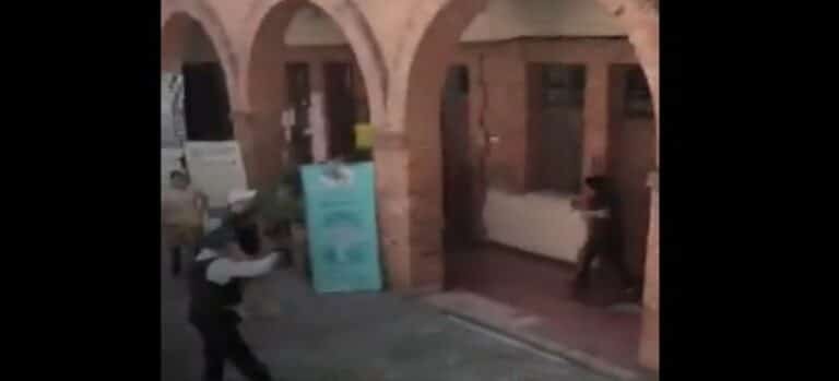 Captan a sujeto mientras entra a robar farmacia con un cuchillo en mano