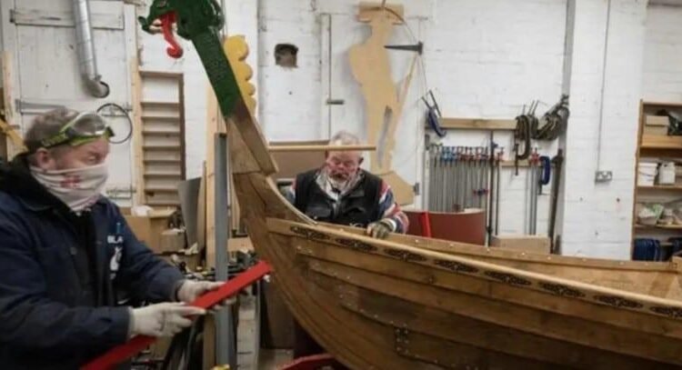 Veteranos construyen barco vikingo para mejorar su salud mental