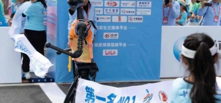 Robot humanoide completa medio maratón Robot humanoide completa medio maratón