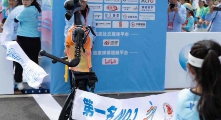 Robot humanoide completa medio maratón