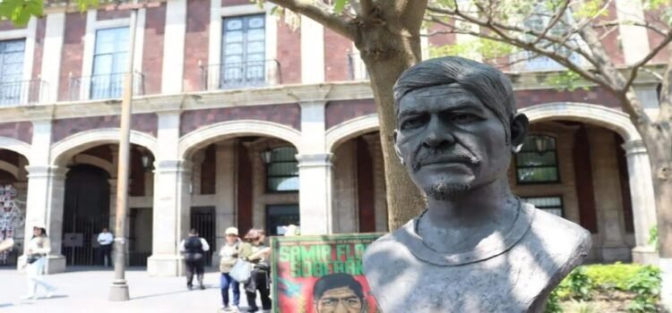 Familia de Samir Flores coloca busto en el centro de Cuernavaca
