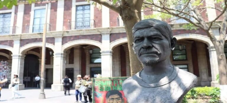 Familia de Samir Flores coloca busto en el centro de Cuernavaca