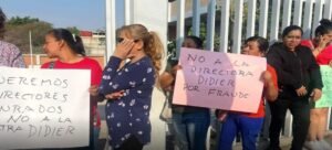 Persisten manifestaciones en contra directora en Cuernavaca