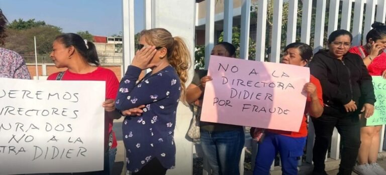 Persisten manifestaciones en contra directora en Cuernavaca