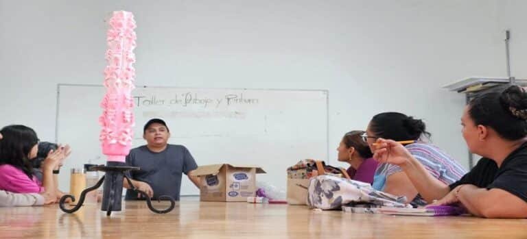 Preservan raíces con taller de cerería artesanal en Cuernavaca