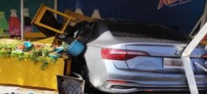 Conductor se impacta contra puestos de quesadillas en Coajomulco, Morelos