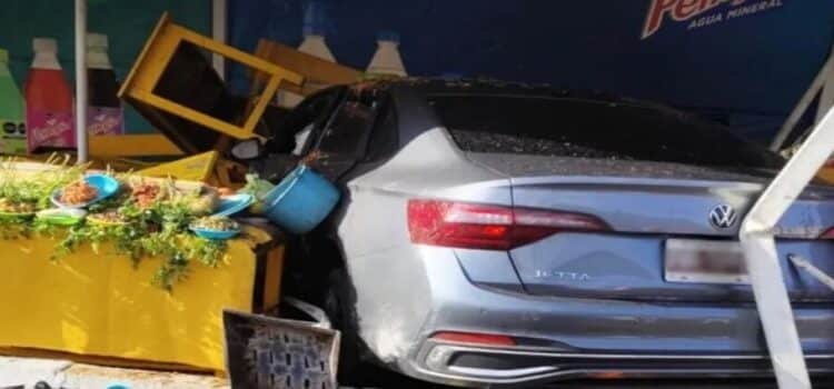 Conductor se impacta contra puestos de quesadillas en Coajomulco, Morelos