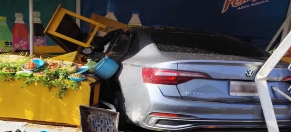 Conductor se impacta contra puestos de quesadillas en Coajomulco, Morelos