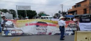Campesinos bloquean carretera federal Cuernavaca-Tepoztlán