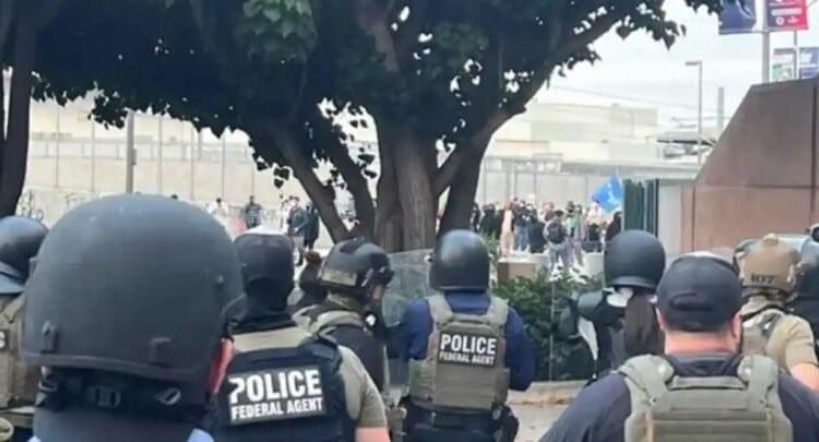 Pide Claudia Sheinbaum no criminalizar a migrantes tras redadas en Los Ángeles Pide Claudia Sheinbaum no criminalizar a migrantes tras redadas en Los Ángeles