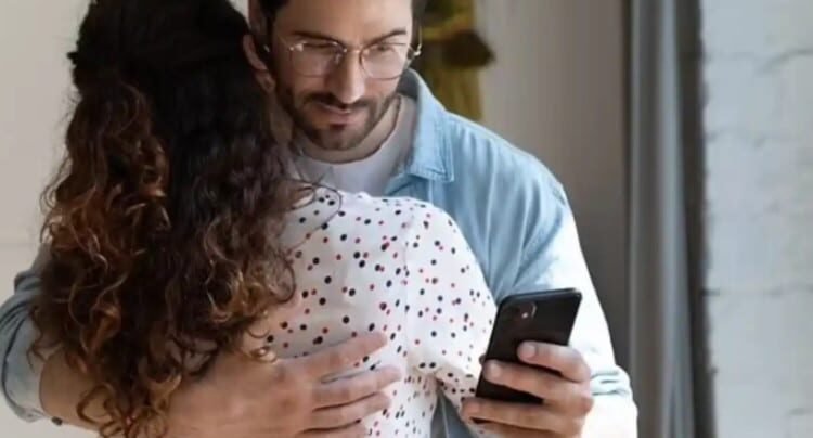 Le robaron el celular al novio… y el ladrón le mandó pruebas de su infidelidad