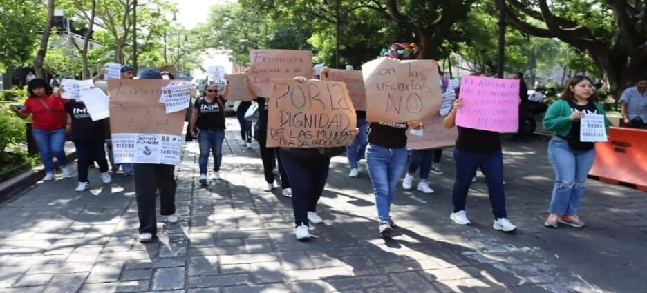 Trabajadoras del Instituto de la Mujer protestan por certeza laboral en Cuernavaca
