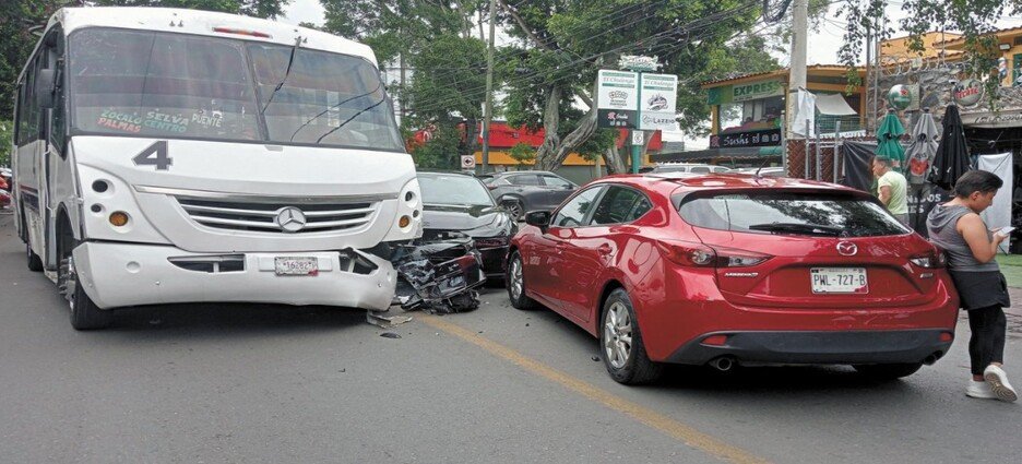 Autobús choca contra camioneta de un millón de pesos en Cuernavaca