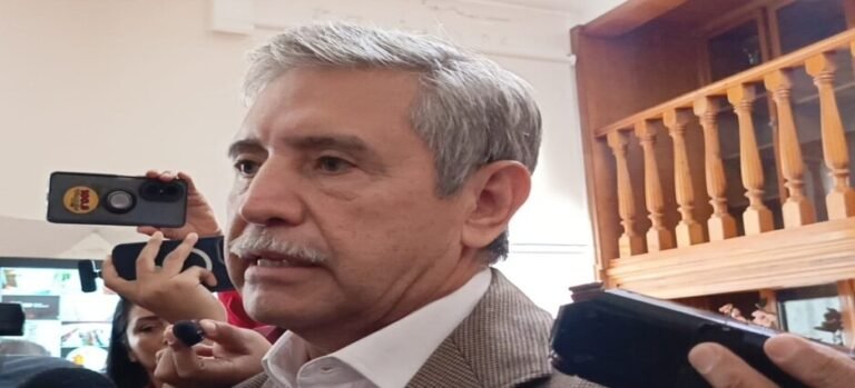 José Luis Urióstegui avala propuesta para que motociclistas porten chaleco y casco con número de placa en Cuernavaca