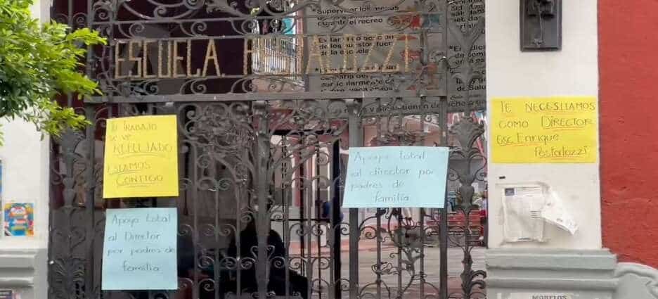 Padres de familia exigen permanencia de director en escuela del centro de Cuernavaca