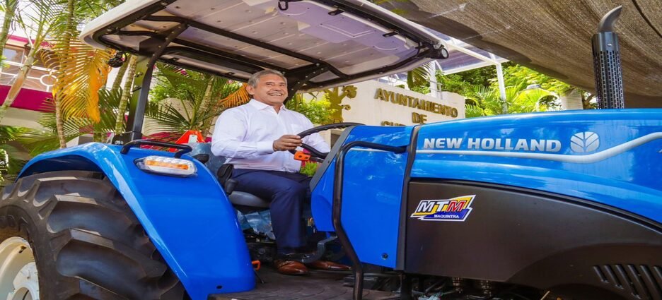Alcalde Urióstegui entrega Tractores Agrícolas para impulsar la modernización del Campo en Cuernavaca