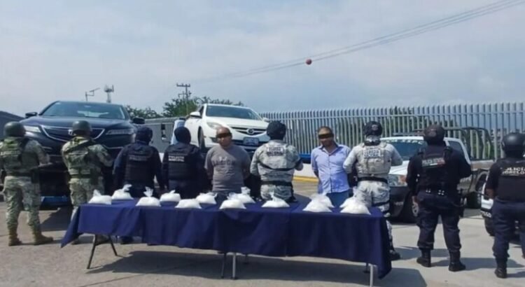 Detienen a 2 hombres con 13 bolsas de cristal en Cuernavaca
