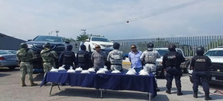 Detienen a 2 hombres con 13 bolsas de cristal en Cuernavaca