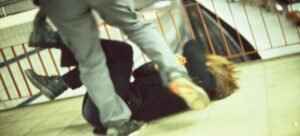 Captan golpiza a jóvenes afuera de bar en Cuernavaca