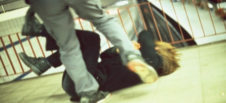 Captan golpiza a jóvenes afuera de bar en Cuernavaca